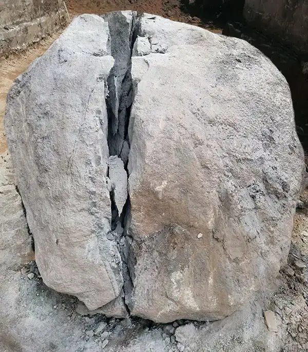 Felsen mit Betonamit gebrochen